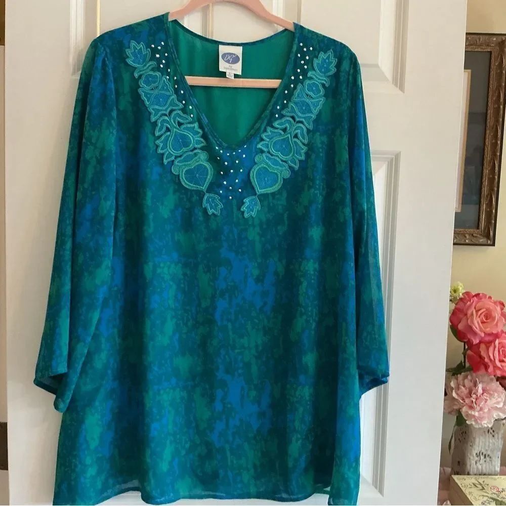EUC GD2 Brand Women’s Large Embroidered Tea Crepe Women's Top